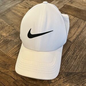 Nike Golf Aerobill Classic99 Performance Fitted Hat - White